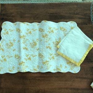 EUC Beautiful Shade of Yellow: Set of 3 Quilted Placemats & 4 Vintage Napkins